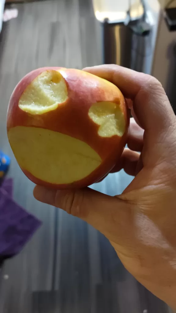 ある日、私は妻にサプライズをするために考えました。りんごで可愛い顔を作って、彼女を驚かせようと思ったのです。