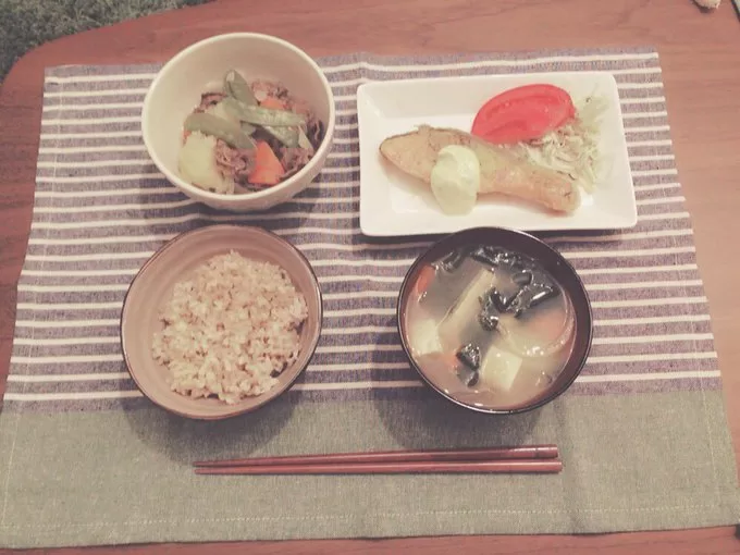 高校生の息子の友達のことでご質問です。 相手の親に黙って食事を与え続けてもいいのでしょうか？