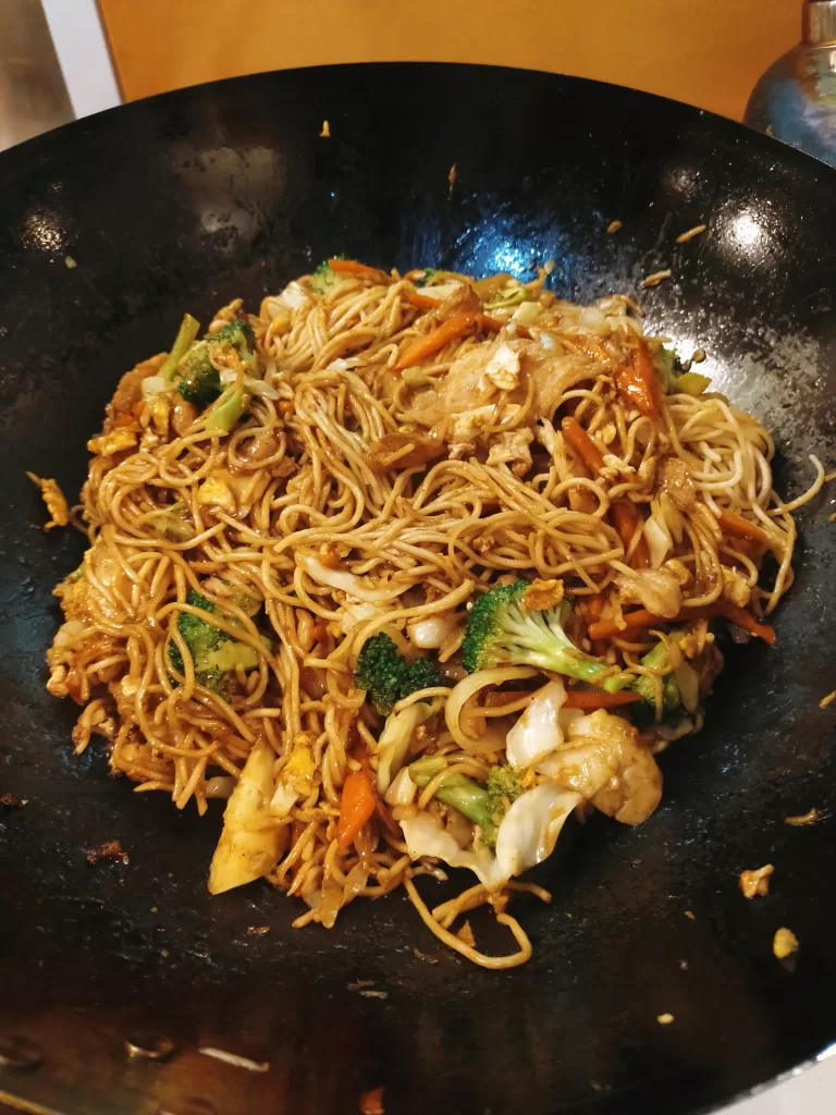 皆さんは焼きそばにブロッコリーを入れるのはあり？なし？どちらですか？