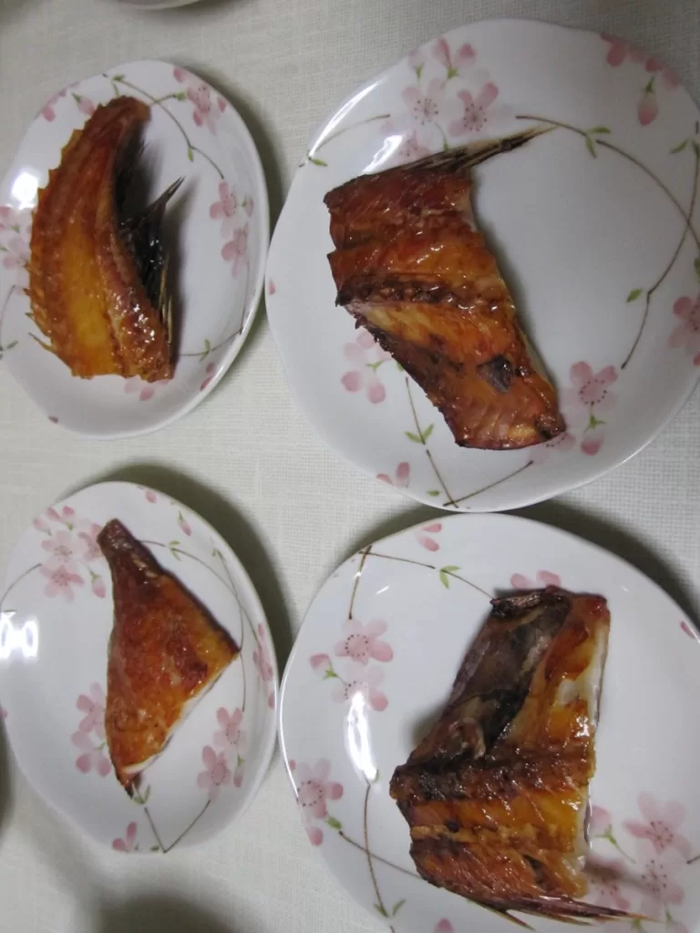 最近の晩御飯は本当に嫌になるわ。ほんの数切れの魚だけを出されて、それでお腹を満たせると思っているのかよ